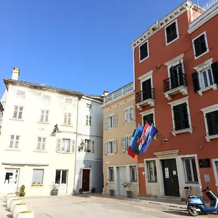 Center 3 Bedroom Apartment *