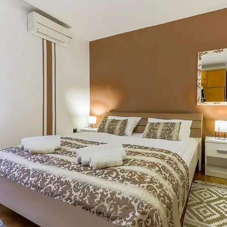 Apartment Center 3 Bedroom *